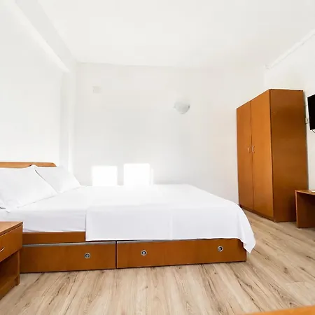 De Inchiriat Sined Guest house Saturn