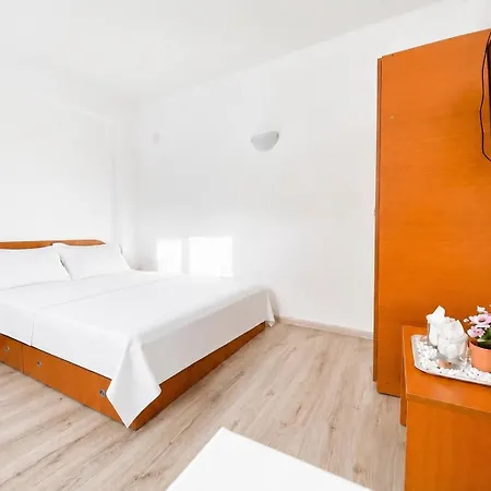 De Inchiriat Sined Guest house Saturn